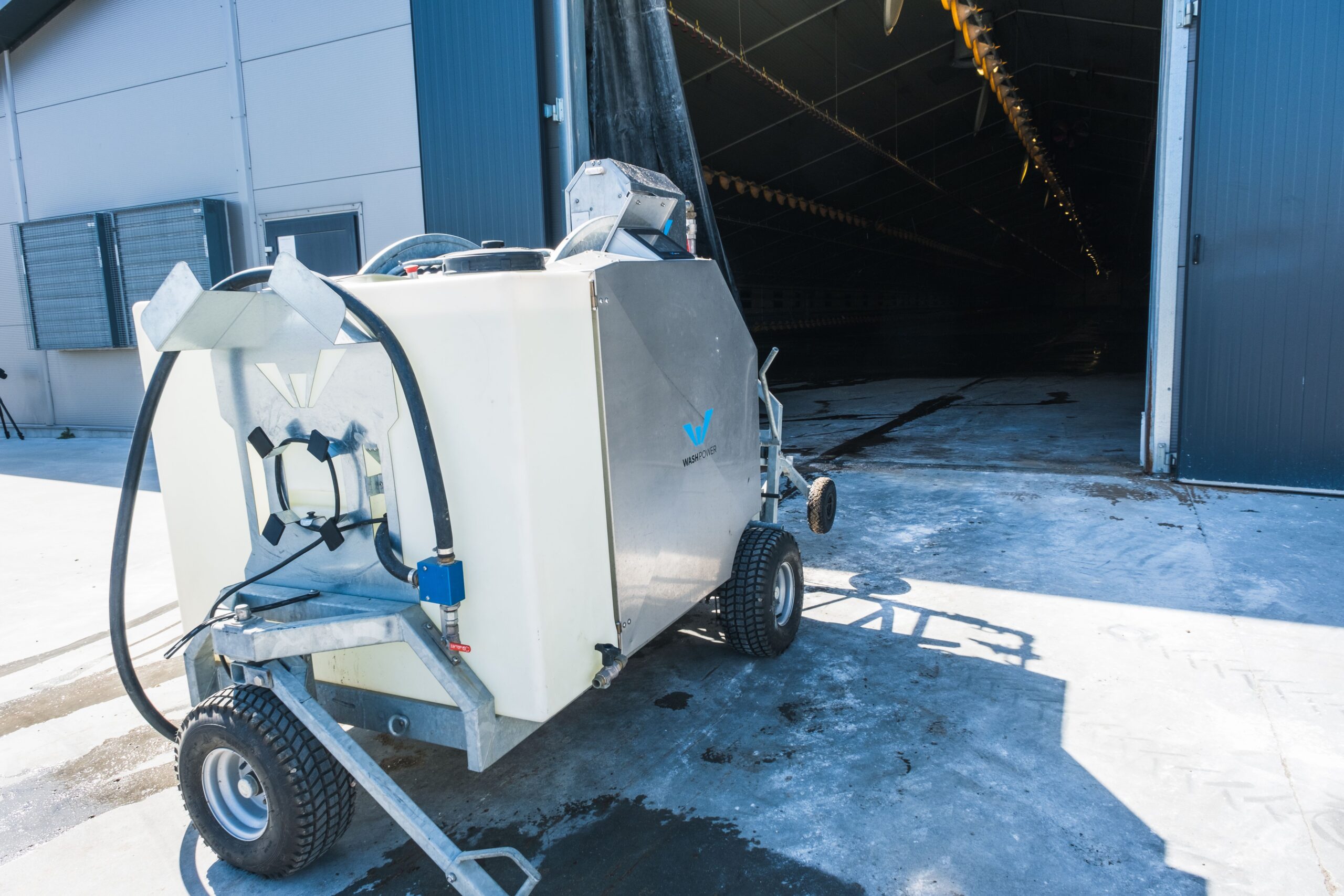 Washpower schoonmaakrobot voor pluimveestallen.