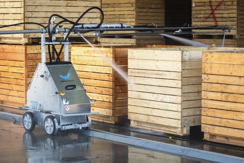 Met een geautomatiseerd systeem voor het wassen van aardappelkisten kan één persoon tot 40 kisten per uur wassen en het volledige proces vanaf een vorkheftruck beheren.