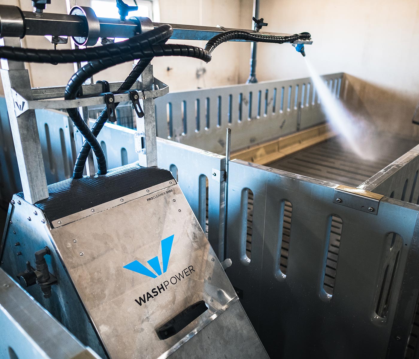 Afbeelding van de schoonmaakrobot Washpower X100, ontworpen voor het reinigen van varkensstallen. Deze wordt verkocht door JWT Techniek in Aalten.
