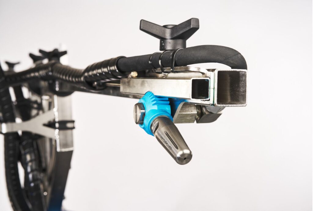 Afbeelding van de schoonmaakrobot Washpower X100, ontworpen voor het reinigen van varkensstallen. Deze wordt verkocht door JWT Techniek in Aalten.