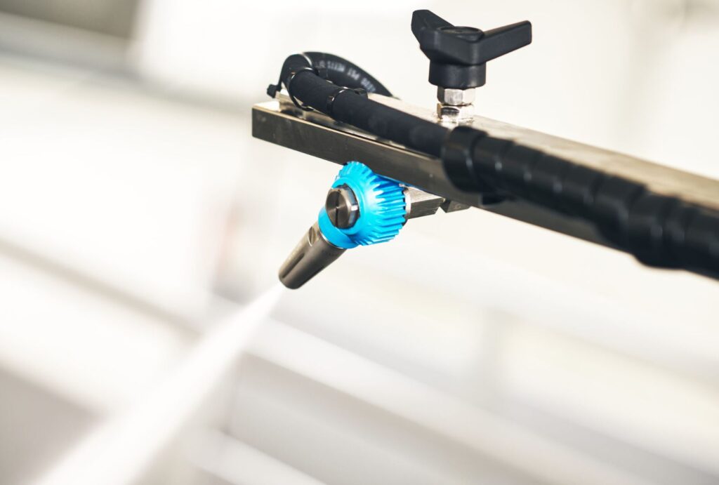 Afbeelding van de schoonmaakrobot Washpower X100, ontworpen voor het reinigen van varkensstallen. Deze wordt verkocht door JWT Techniek in Aalten.