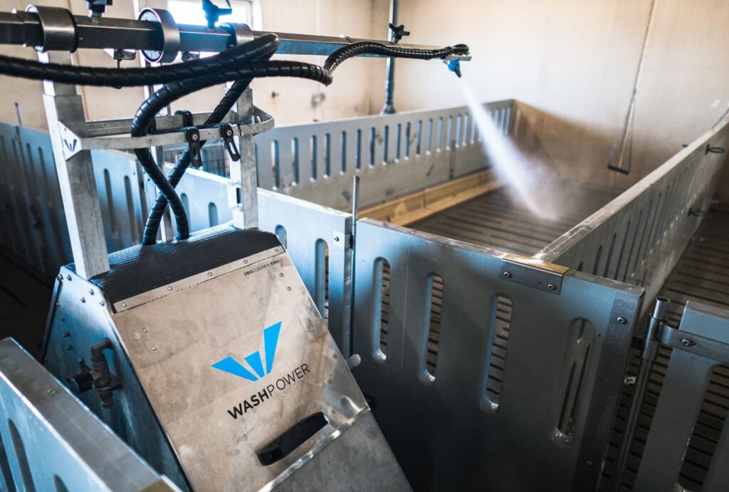 Afbeelding van de schoonmaakrobot Washpower X100, ontworpen voor het reinigen van varkensstallen. Deze wordt verkocht door JWT Techniek in Aalten.