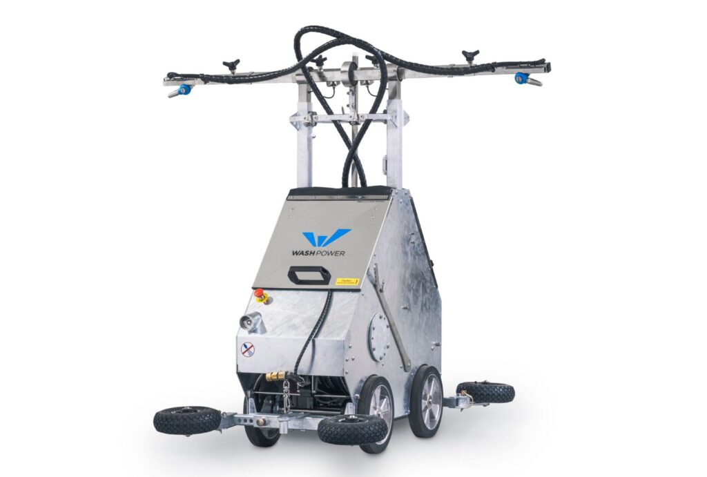 Afbeelding van de schoonmaakrobot Washpower X100, ontworpen voor het reinigen van varkensstallen. Deze wordt verkocht door JWT Techniek in Aalten.