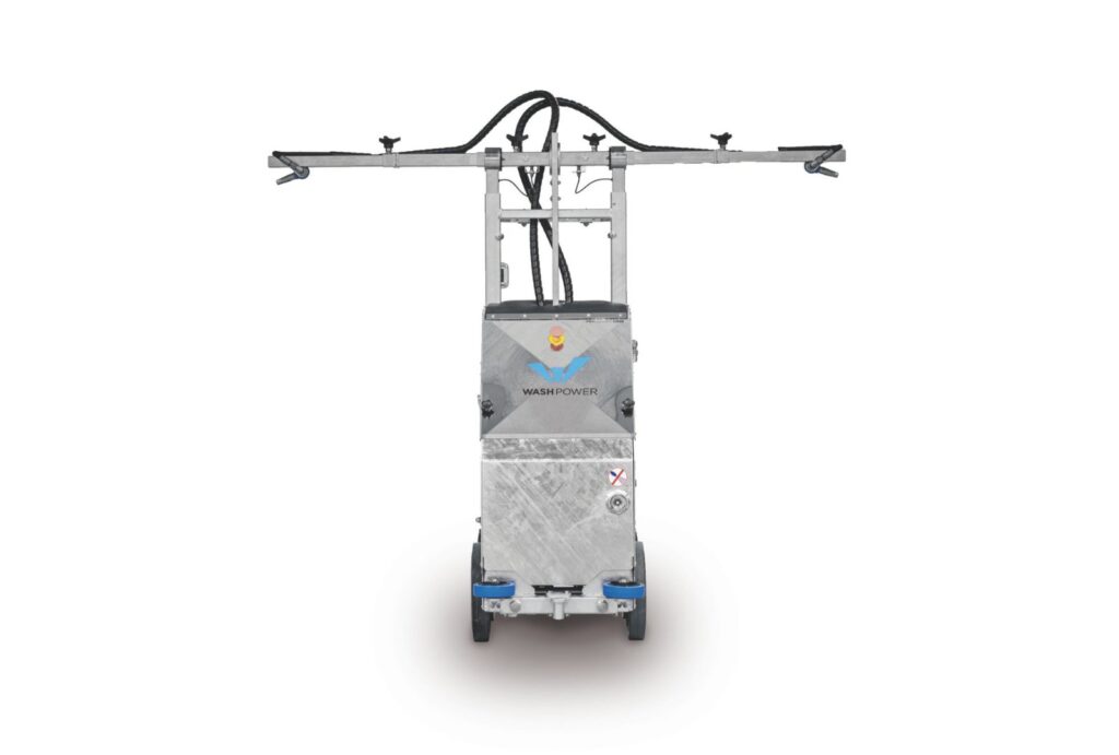 Afbeelding van de schoonmaakrobot Washpower X100, ontworpen voor het reinigen van varkensstallen. Deze wordt verkocht door JWT Techniek in Aalten.
